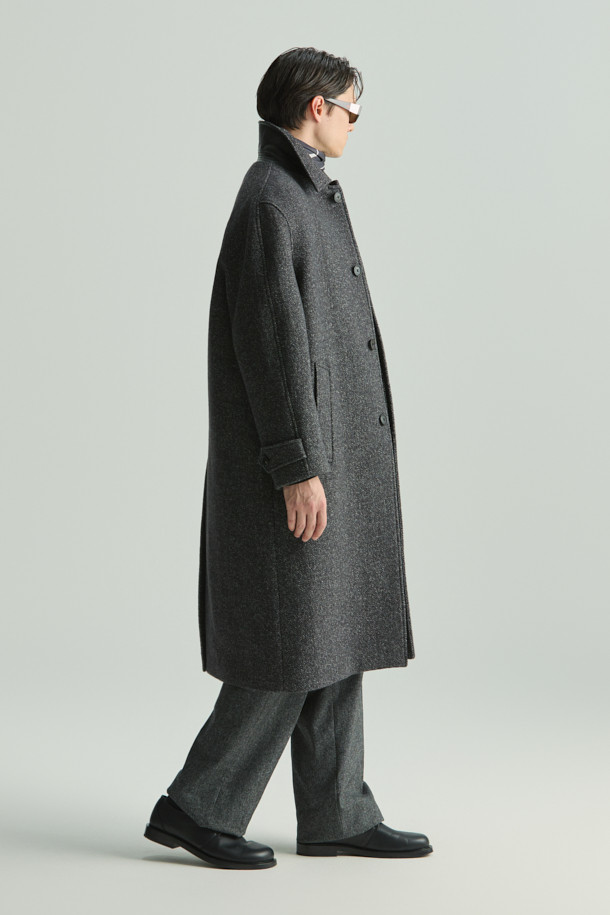 펠트 멜란지 울 발마칸 롱코트입니다. 캐주얼, 클래식, 미니멀 스타일을 아우르며, 가을과 겨울철 출근룩에 적합합니다. 멜란지 그레이 컬러의 헤링본 패턴이 특징이며, 무릎을 덮는 롱 기장과 세미 오버핏으로 세련된 실루엣을 연출합니다. 모, 나일론, 알파카 혼방의 고급스러운 소재와 폴리에스터 안감으로 편안한 착용감을 선사합니다. 버튼 여밈 방식과 긴 소매 디자인으로 보온성을 더했습니다.