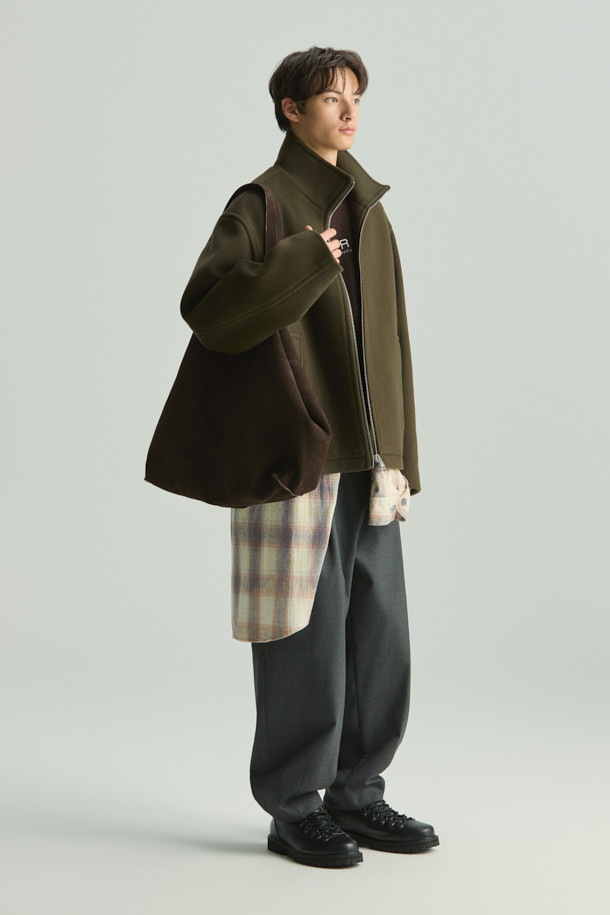 Loft(로프트) 캐시미어 블렌드 집업 하이넥 숏코트는 미니멀한 스타일의 여성용 숏코트입니다. 카키 컬러의 무지 디자인으로, 가을과 겨울에 따뜻하게 입을 수 있습니다. 모, 캐시미어, 나일론, 폴리에스터, 폴리우레탄 혼방 소재로 제작되었으며, 하이넥 디자인과 메탈 지퍼, 넥 시보리 배색, 하단 스트링 조절 기능이 특징입니다. 오버핏으로 편안하게 착용 가능하며, 출근룩으로 활용하기 좋습니다. 긴 소매 기장의 집업 방식의 코트입니다.
