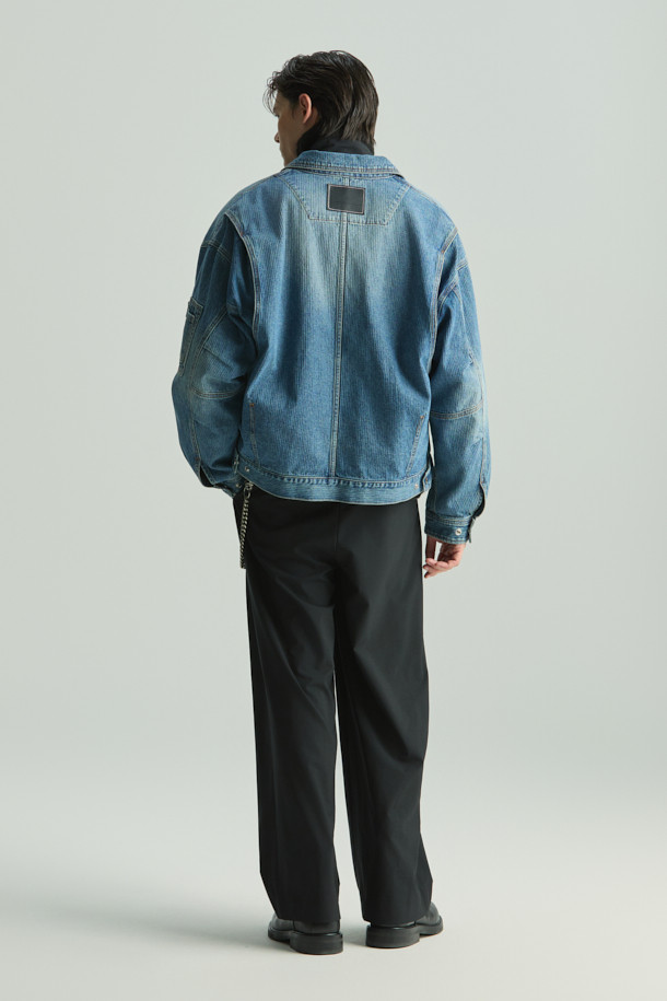 **Asphalre(아스팔레) 데님 집업 블루종**은 캐주얼, 미니멀, 시티보이 스타일을 아우르는 남녀 모두에게 적합한 아우터입니다. 가을, 겨울 시즌에 어울리는 오버핏으로, 밑단 스트랩과 액션플리츠 디테일이 돋보이는 디자인입니다. 워싱 처리된 데님 소재와 면 혼방으로 제작되어 편안한 착용감을 선사하며, 여행룩, 캠핑룩 등 다양한 TPO에 활용 가능합니다. 크롭 기장과 긴 소매, 집업 여밈 방식으로 트렌디함을 더했습니다. 무지 패턴의 블루 컬러로 어떤 스타일에도 쉽게 매치할 수 있습니다.
