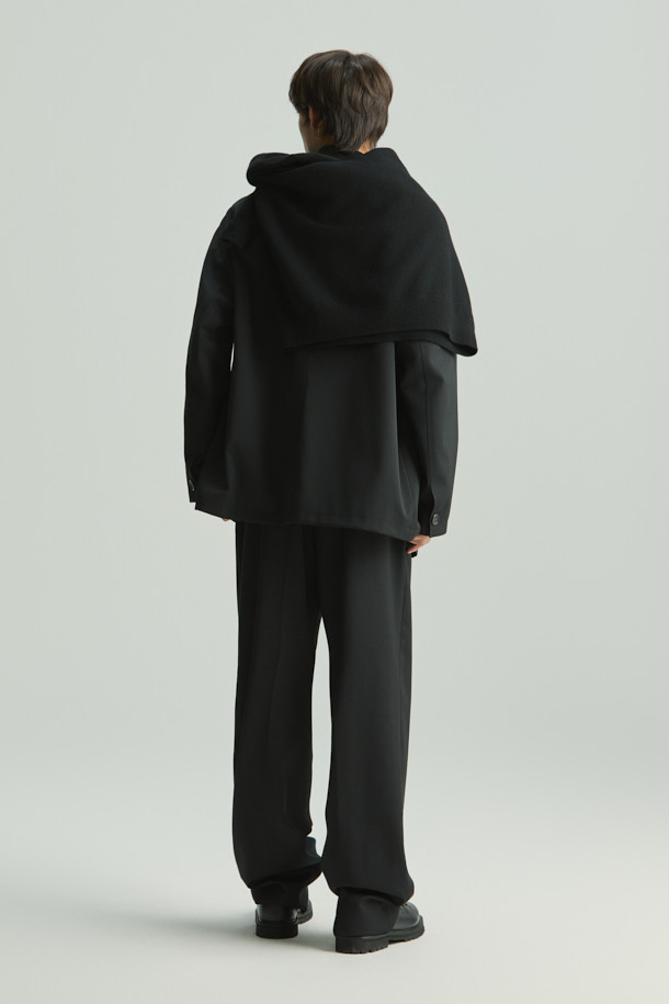 Pointe(퐁테) 오버핏 셋업 원버튼 재킷은 캐주얼, 미니멀, 클래식 스타일을 아우르는 블랙 컬러의 아우터입니다. 폴리에스터와 모 혼방 소재로 제작되어 볼륨감 있는 촉감을 선사하며, IRO(이로) 시그니처 메탈 장식이 포인트로 더해졌습니다. 싱글 버튼 여밈 방식과 오버핏 디자인으로 편안하면서도 세련된 룩을 연출합니다. 안감은 폴리에스터를 사용하여 착용감을 높였습니다. 일상에서 폭넓게 활용하기 좋은 자켓입니다.
