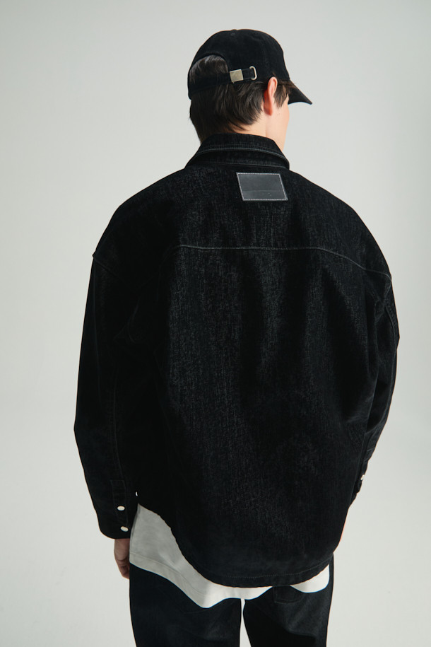 "Lustre(러스트레)" 벨벳 셔켓은 가을, 겨울 시즌에 어울리는 캐주얼 스타일의 여성 아우터입니다. 부드러운 촉감의 면, 레이온 혼방 벨벳 데님 소재로 제작되었으며, 워싱 가공을 통해 빈티지한 멋을 더했습니다. 크롭 기장에 오버핏으로 트렌디한 핏을 연출하며, 블랙 컬러의 무지 디자인으로 어떤 스타일에도 쉽게 매치할 수 있습니다. 사이드 스냅 디테일과 긴 소매가 특징이며, 스냅 버튼 여밈 방식으로 편안하게 착용 가능합니다. 일상에서 편안하고 세련된 스타일을 완성해보세요.
