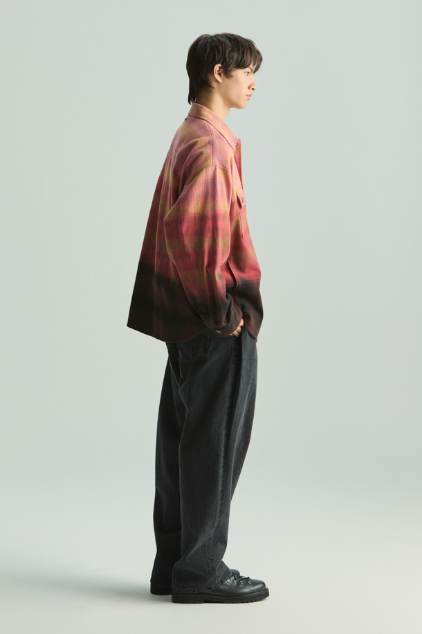 Ecaille(에까이) 페이딩 체크 셔츠는 가을, 겨울 시즌 캐주얼 스타일을 위한 남성 의류입니다. 브라운과 블랙 컬러의 옴브레 체크 패턴이 특징이며, 일본 WATANABEYA(와타나베야)사 소재를 사용하여 두께감 있는 면 소재로 제작되었습니다. 오버핏 디자인에 긴소매 기장으로 편안한 착용감을 제공하며, 하단 다잉 디테일과 상단 페이딩 디테일이 빈티지한 무드를 더합니다. 스냅 버튼 여밈 방식과 사이드 포켓 디테일로 실용성을 높여 캠핑룩, 캐주얼, 클래식, 미니멀 스타일 모두 소화 가능합니다.
