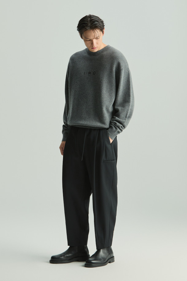 Fuseau(퓨조) 울 혼방 캐롯핏 팬딩 슬랙스는 가을, 겨울 시즌을 위한 클래식 스타일의 슬랙스입니다. 블랙 컬러의 무지 디자인으로, 폴리에스터, 모, 레이온, 폴리우레탄 혼방 소재로 제작되어 두께감이 느껴지는 슬림핏을 선사합니다. 허벅지 사이드 포켓과 전면 2턱 디테일, 발목 기장으로 세련된 핏을 연출하며, 하프 밴딩 처리로 편안함까지 더했습니다. 오피스룩, 비즈니스 캐주얼, 모임룩 등 다양한 TPO에 활용 가능하며, 미니멀하고 시크한 스타일을 완성할 수 있습니다.
