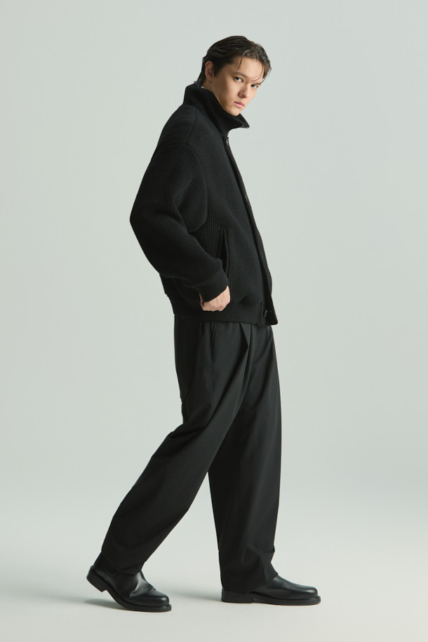 레제 울 혼방 벌룬핏 팬딩 슬랙스는 가을, 겨울 시즌에 어울리는 클래식 스타일의 슬랙스입니다. 폴리에스터, 모, 레이온, 폴리우레탄 혼방 소재로 제작되어 편안한 착용감과 고급스러운 핏을 선사합니다. 벌룬핏 디자인과 하프 밴딩으로 활동성을 높였으며, 전면 2턱과 후면 사이드 턱 디테일이 특징입니다. 출근룩, 비즈니스 캐주얼, 모임룩 등 다양한 때와 장소와 목적에 활용 가능하며, 미니멀한 스타일 연출에도 용이합니다. 스트레치 소재로 제작되어 편안함까지 더했습니다.