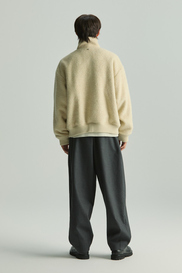 레제 울 혼방 벌룬핏 팬딩 슬랙스는 가을, 겨울 시즌에 어울리는 클래식 스타일의 슬랙스입니다. 고급스러운 그레이 컬러에 벌룬핏 디자인으로 편안하면서도 세련된 실루엣을 연출합니다. 폴리에스터, 모, 레이온, 폴리우레탄 혼방 소재로 제작되어 부드러운 촉감과 뛰어난 활동성을 제공합니다. 하프 밴딩과 전면 2턱, 후면 사이드 턱 디테일로 편안한 착용감과 핏을 완성했습니다. 출근룩, 비즈니스 캐주얼, 모임룩 등 다양한 상황에 활용 가능하며, 미니멀하고 시크한 스타일을 연출하기 좋습니다.