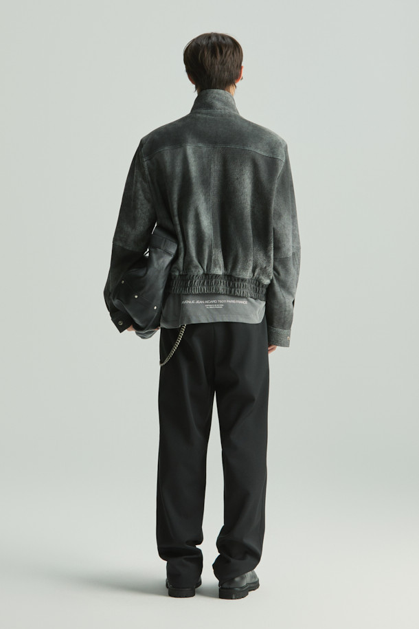 Ample(앰플) 울 혼방 와이드 슬랙스는 가을, 겨울 시즌 남성 고객을 위한 포멀, 캐주얼 슬랙스입니다. 울과 폴리에스터 혼방 소재로 제작되어 부드러운 촉감과 두꺼운 두께감을 자랑하며, 클래식하고 베이직한 스타일을 연출합니다. 와이드핏과 무지 디자인, 원턱 디테일이 특징이며, 오피스룩, 비즈니스 캐주얼, 모임룩 등 다양한 TPO에 활용 가능합니다. 셋업으로도 착용 가능하여 시크하고 미니멀한 스타일을 완성할 수 있습니다.
