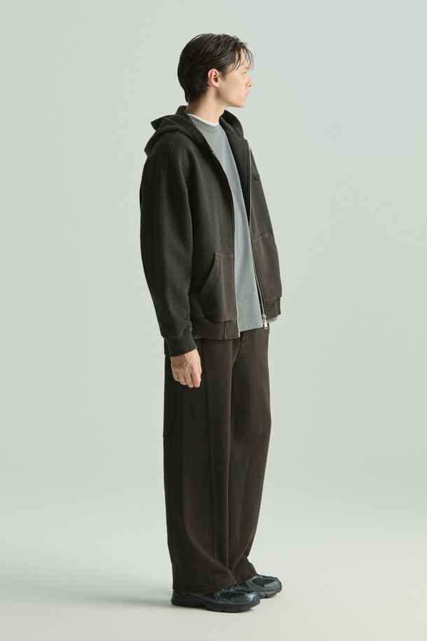 Fane(페인) 가먼트다잉 스웨트 팬츠는 캐주얼, 미니멀, 시티보이 스타일을 추구하는 남녀 모두에게 적합한 스웨트 팬츠입니다. 가을, 겨울 시즌에 어울리는 블랙 컬러의 무지 디자인으로, 와이드 핏과 스트레이트 핏을 넘나드는 편안한 착용감을 선사합니다. 가먼트다잉 가공을 거친 부드러운 프렌치테리 면 소재로 제작되어, 자연스러운 색감과 뛰어난 내구성을 자랑합니다. 트위스트 사이드 심 디자인으로 포인트를 더했으며, 밴딩 처리로 편안함을 더했습니다. 집콕룩, 산책룩, 여행룩 등 다양한 TPO에 활용 가능하며, 셋업으로도 연출할 수 있습니다.
