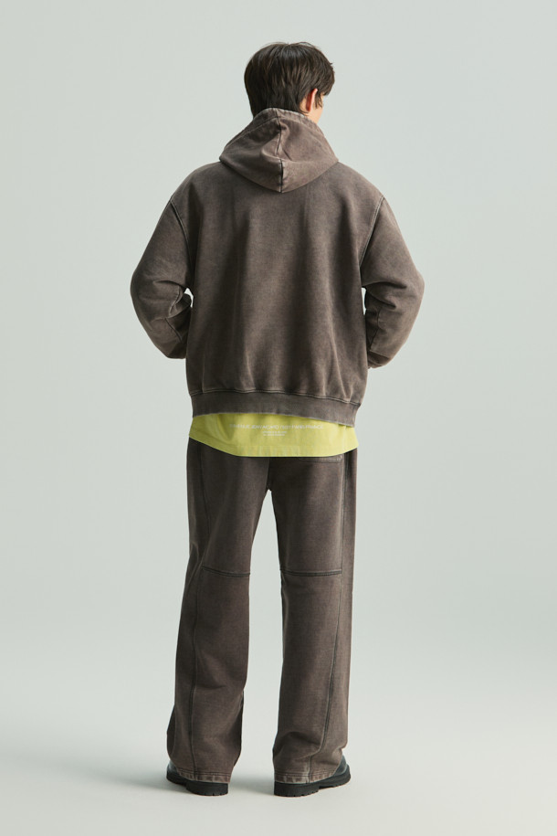 Fane(페인) 가먼트다잉 스웨트 팬츠는 브라운 컬러의 면 소재로 제작되어 가을, 겨울 시즌에 따뜻하고 편안하게 착용하기 좋습니다. 가먼트다잉(염색) 처리하여 자연스러운 색감과 빈티지한 멋을 살렸으며, 트위스트 사이드 심 디자인과 입체적인 실루엣으로 유니크함을 더했습니다. 와이드 핏과 스트레이트 핏으로 활동성을 높였으며, 허리 밴딩 처리로 편안한 착용감을 제공합니다. 집콕룩, 캠핑룩, 캐주얼, 미니멀, 시티보이 스타일을 즐겨 입는 분들께 추천하는 아이템입니다. 셋업으로도 활용 가능하여 다양한 스타일을 연출할 수 있습니다.
