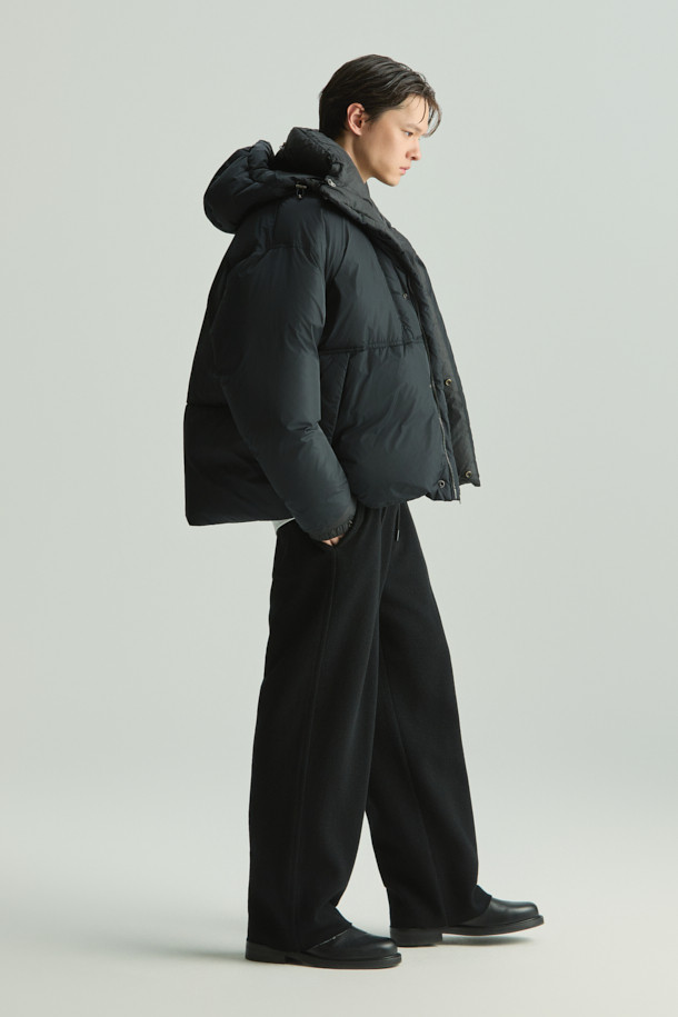 **Souple(수플) 울져지 밴딩 팬츠**는 가을과 겨울에 어울리는, 베이직 스타일의 밴딩 팬츠입니다. 부드러운 울, 면, 나일론 혼방 소재로 제작되어 편안한 착용감을 선사합니다. 허리 풀밴딩과 스트링으로 사이즈 조절이 용이하며, 와이드 또는 스트레이트 핏으로 다양한 스타일을 연출할 수 있습니다. 출근룩, 클래식, 미니멀, 캐주얼 등 폭넓은 TPO와 스타일에 활용 가능하며, 셋업으로도 코디할 수 있습니다. 무지 디자인으로 어떤 상의와도 매치하기 쉬운 데일리 팬츠입니다.
