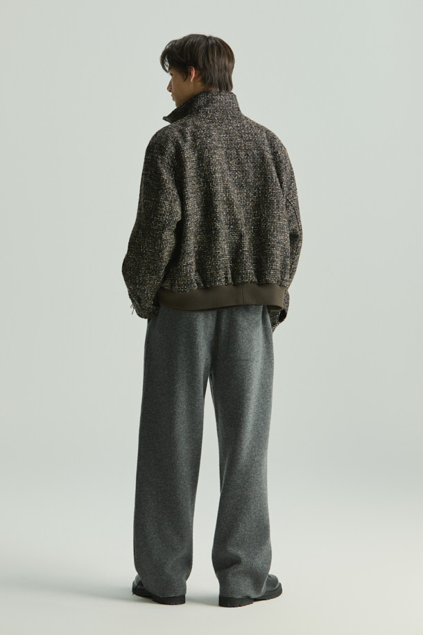 Souple(수플) 울져지 밴딩 팬츠는 가을, 겨울 시즌에 어울리는 베이직 스타일의 밴딩 팬츠입니다. 그레이 컬러의 무지 디자인으로, 울, 면, 나일론 혼방의 져지 소재를 사용하여 편안한 착용감을 선사합니다. 허리 스트링으로 사이즈 조절이 가능하며, 와이드 및 스트레이트 핏으로 제작되어 다리가 길어 보이는 효과를 줍니다. 출근룩이나 비즈니스 캐주얼, 클래식, 미니멀, 캐주얼 등 다양한 스타일 연출이 가능하며, 보온성을 갖춰 겨울철에도 따뜻하게 입을 수 있습니다. 셋업으로도 활용 가능하여 활용도가 높습니다.
