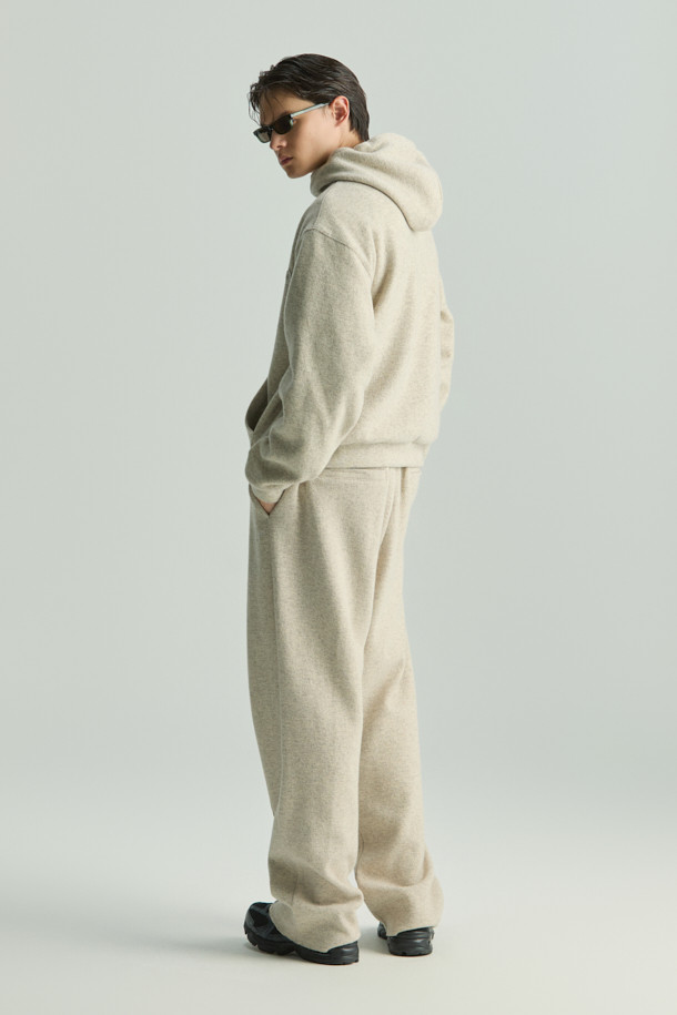 Souple(수플) 울져지 밴딩 팬츠는 가을, 겨울 시즌에 어울리는 베이직 스타일의 밴딩 팬츠입니다. 그레이 컬러의 무지 디자인으로, 출근룩과 비즈니스 캐주얼에 활용하기 좋습니다. 울, 면, 나일론 혼방 소재로 제작되어 편안한 착용감을 선사하며, 와이드 및 스트레이트 핏으로 트렌디한 스타일을 연출합니다. 허리 스트링으로 사이즈 조절이 가능하며, 셋업 스웻셔츠 & 후디와 함께 미니멀, 클래식, 캐주얼 룩을 완성할 수 있습니다. 25FW 시즌 새롭게 선보이는 컬러로, 더욱 세련된 스타일을 경험해 보세요.
