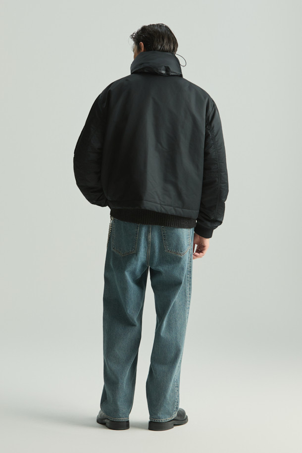 Driot(드리오) 데님 스트레이트핏 팬츠는 가을, 겨울 시즌에 어울리는 남녀 공용 데님 팬츠입니다. 빈티지하고 베이직한 무드의 블루 컬러 무지 디자인으로, 출근룩과 데이트룩 등 다양한 TPO에 활용 가능합니다. 두꺼운 두께감의 면 소재로 제작되어 따뜻하고 편안한 착용감을 선사하며, 워싱 및 브러시 가공으로 자연스러운 멋을 더했습니다. 스트레이트핏으로 어떤 스타일에도 잘 어울리며, 캐주얼, 클래식, 미니멀 스타일을 즐겨 입는 분들께 추천합니다.
