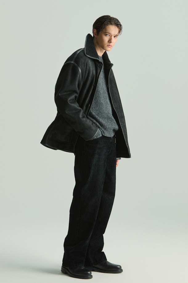 "Nacre(나끄) 벨벳 데님 팬츠"는 가을, 겨울 시즌에 어울리는 와이드 핏의 긴바지입니다. 부드러운 촉감의 면, 레이온 혼방 소재로 제작되어 편안한 착용감을 선사하며, 은은한 광택감이 고급스러운 분위기를 더합니다. 무지 디자인에 쭉 뻗은 핏으로 어떤 상의와도 잘 어울려 베이직하면서도 세련된 스타일을 연출할 수 있습니다. 출근룩, 모임룩 등 다양한 TPO에 활용 가능하며, 클래식, 미니멀, 시크 스타일을 즐겨 입는 분들께 추천합니다. 특히 아우터와 셋업으로 매치하여 더욱 완성도 높은 스타일링을 완성해보세요.
