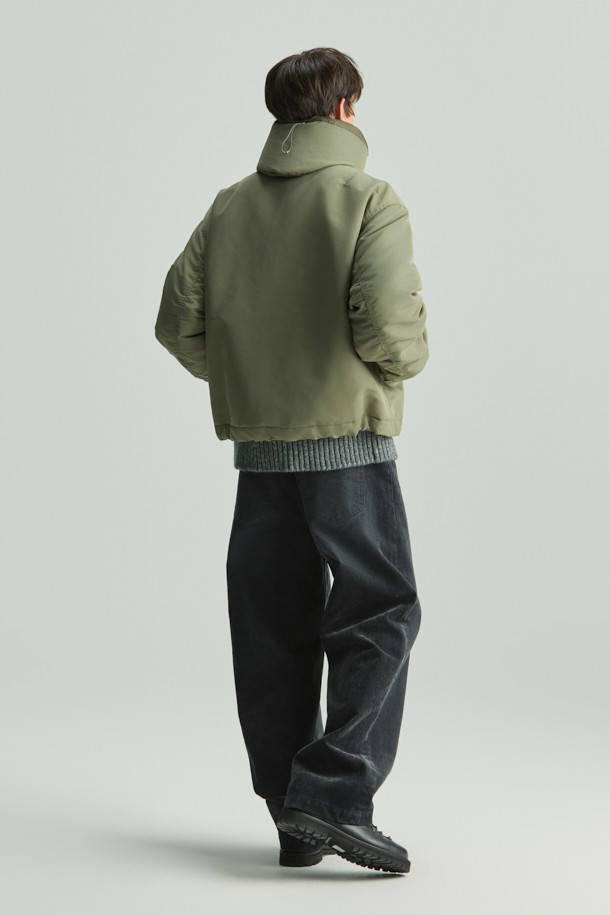 Nacre(나끄르) 벨벳 데님 팬츠는 부드러운 촉감의 벨벳 소재와 면 혼방으로 제작되어 편안한 착용감을 선사합니다. 블랙 컬러의 무지 디자인은 미니멀, 클래식, 시크 스타일을 연출하며, 와이드핏으로 트렌디한 실루엣을 강조합니다. 은은한 광택감이 고급스러움을 더하며, 일상에서 폭넓게 활용하기 좋습니다. 세련된 무드를 완성하는 데님 팬츠를 만나보세요.
