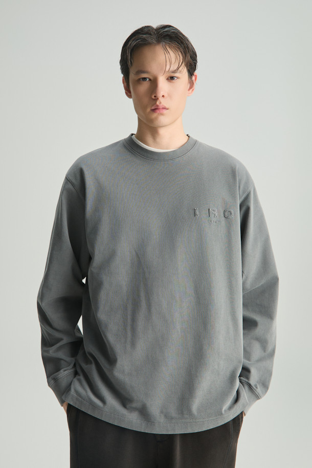옴브레 로고 아플리케 다잉 긴팔 티셔츠는 베이직한 스타일을 추구하는 분들을 위한 세미 오버핏의 면 긴팔 티셔츠입니다. 가먼트 다잉 기법으로 제작되어 자연스러운 컬러감을 연출하며, 부드러운 촉감이 특징입니다. 전면부에는 IRO 아플리케 자수 로고가, 후면에는 시그니처 부자재가 포인트로 디자인되었습니다. 라운드넥 디자인으로 편안하게 착용 가능하며, 봄, 가을철 일상 및 출근룩, 모임룩 등 다양한 TPO에 활용 가능합니다. 캐주얼, 미니멀, 클래식 스타일을 즐겨 입는 분들께 추천합니다.
