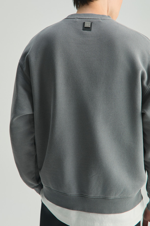 Scene(씬) 로고 자수 다잉 맨투맨은 가을, 겨울 시즌에 어울리는 베이직 스타일의 맨투맨입니다.  세미 오버핏으로 편안한 착용감을 선사하며, 프렌치 테리 소재와 가먼트다잉 기법으로 제작되어 부드러운 촉감과 자연스러운 색감 표현이 특징입니다.  라운드넥 디자인과 긴 소매 기장으로 어떤 스타일에도 쉽게 매치할 수 있으며, 캐주얼, 미니멀, 클래식 스타일을 즐겨 입는 분들께 추천합니다.  일상, 출근룩, 모임룩 등 다양한 TPO에 활용하기 좋습니다.  그레이 컬러에 로고 자수 디테일로 포인트를 주어 심플하면서도 세련된 분위기를 연출합니다.
