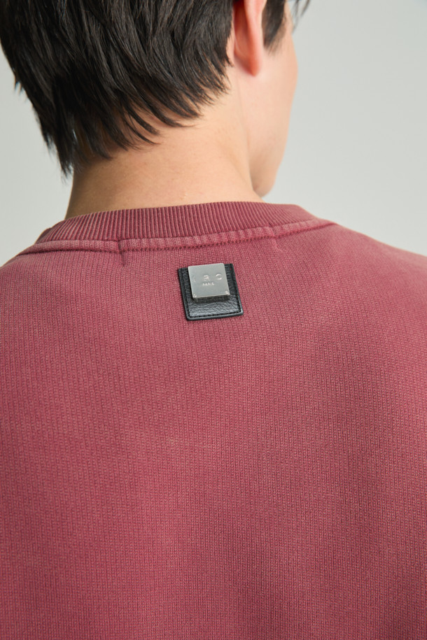 Scene (씬) 로고 자수 다잉 맨투맨은 가을, 겨울 시즌에 어울리는 베이직 스타일의 맨투맨입니다. 면 소재로 제작되었으며, 세미 오버핏의 상의 기장과 긴소매 기장으로 편안한 착용감을 선사합니다. 브라운 컬러에 로고 자수 디테일이 돋보이며, 가먼트다잉(Garment Dyeing) 기법으로 제작되어 자연스러운 색감과 빈티지한 무드를 연출합니다. 출근룩, 캠핑룩 등 다양한 TPO에 캐주얼, 미니멀, 클래식 스타일로 활용하기 좋습니다. 
