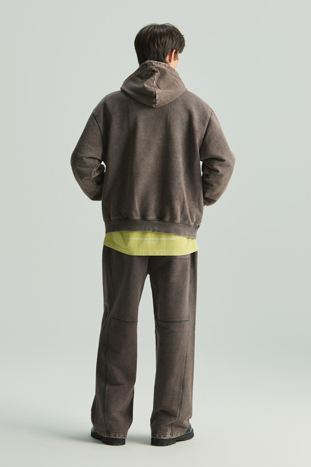 Nuage(누아쥬) 로고 아플리케 다잉 후디는 가먼트 다잉 기법을 사용하여 제작되어 자연스러운 색감과 부드러운 촉감을 선사합니다. 캥거루 포켓과 로고 아플리케 디테일이 돋보이며, 블랙과 그레이 두 가지 색상으로 만나볼 수 있습니다. 캐주얼, 미니멀, 스트리트 스타일을 즐기는 분들께 추천하는 오버핏 후디로, 가을, 겨울철 일상에서 편안하게 착용하기 좋습니다. 집콕룩, 산책룩 등 다양한 TPO에 활용하여 개성 있는 스타일을 연출해보세요.
