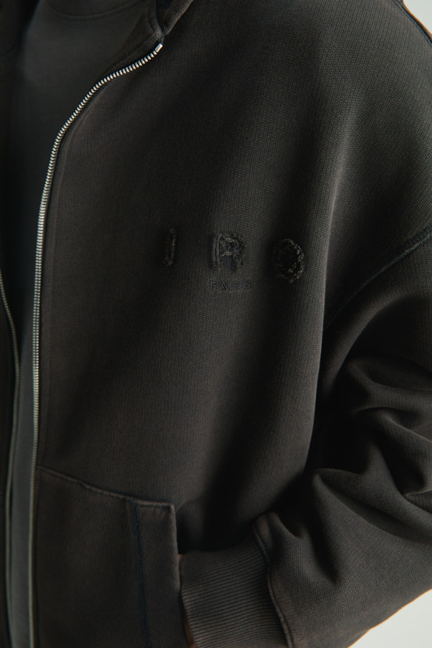 Fugue(퓨그) 백로고 아트웍 다잉 후드 집업은 캐주얼, 스트릿, 미니멀 스타일을 아우르는 오버핏 후드 집업입니다. 봄, 가을 시즌에 적합하며, 부드러운 면 소재로 제작되어 편안한 착용감을 선사합니다. 가먼트다잉 기법을 적용하여 빈티지한 멋을 더하고, 전면부 IRO 아플리케 자수와 후면부 레터링 아플리케 자수로 포인트를 주었습니다. 두꺼운 두께감으로 따뜻함을 유지하며, 캠핑룩으로도 활용 가능하며 셋업으로도 연출할 수 있습니다.
