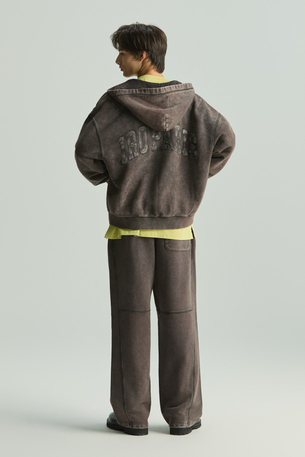 Fugue(퓨그) 백로고 아트웍 다잉 후드 집업은 캐주얼, 미니멀, 스트리트 스타일을 아우르는 후드 집업입니다. 블랙 컬러의 면 소재로 제작되었으며, 봄, 가을에 착용하기 좋습니다. 가먼트 다잉 기법을 적용하여 은은한 멋을 더했고, 전면부 IRO 아플리케 자수와 후면부 레터링 아플리케 자수로 포인트를 주었습니다. 오버핏 크롭 기장으로 트렌디한 핏을 연출하며, 셋업 팬츠와 매칭하여 스타일리시하게 연출할 수 있습니다. 부드러운 촉감의 후드 집업으로 편안한 착용감을 선사합니다.
