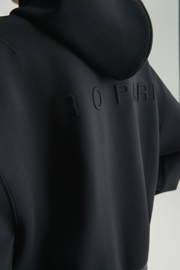 Voile(보일) 쿠션지 후드 집업 티셔츠는 부드러운 촉감의 폴리에스터, 레이온, 폴리우레탄 혼방 소재로 제작되어 편안한 착용감을 선사합니다. 일상에서 캐주얼하게 즐기기 좋은 아이템으로, 오버핏 실루엣과 크롭 기장으로 트렌디한 스타일을 연출합니다. 후드 디자인과 집업 여밈 방식으로 실용성을 더했으며, 시보리 배색 디테일과 풍성한 소매 실루엣이 특징입니다. IRO(아이알오) 시그니처 볼륨 레터링으로 포인트를 주어 미니멀하면서도 스트리트 무드를 더했습니다. 집콕룩이나 산책룩으로 활용하기 좋습니다.
