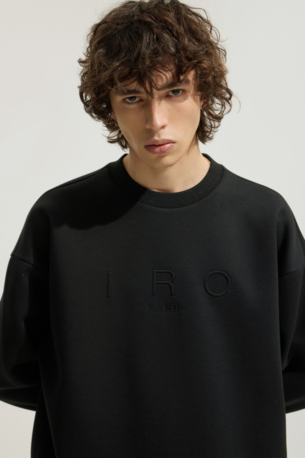 세르니테 밴딩 배색 오버핏 스웻셔츠는 편안하고 스타일리시한 데일리룩을 위한 완벽한 선택입니다. 블랙 컬러의 무지 디자인으로 어떤 스타일에도 쉽게 매치할 수 있으며, 부드러운 촉감의 폴리에스터, 레이온, 폴리우레탄 혼방 소재로 제작되어 사계절 내내 활용 가능합니다. 밑단 시보리의 하프 배색 디테일과 전면부의 시그니처 볼륨 레터링이 특징이며, 넉넉한 오버핏으로 트렌디한 캐주얼 스타일을 연출합니다. 라운드넥 디자인과 긴 소매 기장으로 편안함과 활동성을 모두 잡았으며, 동네 마실룩이나 가벼운 외출에 제격입니다.
