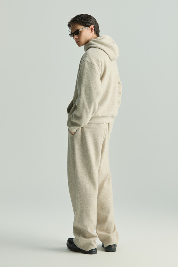 Wouple(우플) 울 져지 후디는 부드러운 울 혼방 져지 소재로 제작되어 가을, 겨울 시즌에 따뜻하게 착용하기 좋습니다. 캐주얼, 미니멀, 클래식 스타일을 아우르며, 일상과 집콕룩, 산책룩 등 다양한 TPO에 활용할 수 있습니다. IRO 시그니처 아플리케 디테일이 돋보이며, 오버핏 크롭 기장으로 트렌디한 무드를 연출합니다. 셋업 스타일링으로 더욱 스타일리시하게 연출해보세요.
