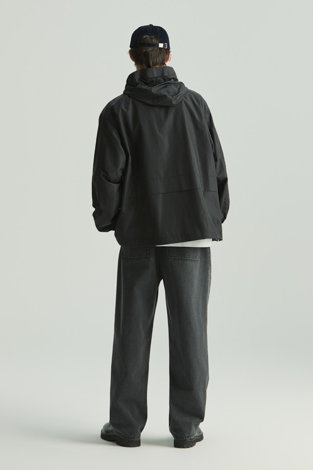 Vif (비프) 화섬 히든 후드 테크니컬 점퍼는 봄, 가을 간절기에 어울리는 남녀 공용 아우터입니다. 블랙 색상의 무지 디자인으로 캐주얼, 스포티, 미니멀 스타일을 연출하기 좋습니다. 얇은 두께감의 나일론, 폴리에스터 혼방 소재로 제작되어 가볍고 편안한 착용감을 제공합니다. 히든 후드, 하이넥, 지퍼 디테일, 밑단 스트링, 후드 스트링 등의 특징으로 기능성과 스타일을 동시에 잡았습니다. 여행이나 산책 시 간편하게 걸쳐 입기 좋은 실용적인 아이템입니다.
