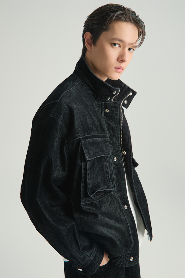 Nuit(뉘) 벨벳 페이드 하이넥 점퍼는 가을, 겨울 시즌에 어울리는 캐주얼 스타일의 여성 점퍼입니다. 부드러운 면과 벨벳 소재를 사용하여 편안한 착용감을 선사하며, 오버핏 디자인으로 트렌디한 핏을 연출합니다. 하이넥 디자인과 페이드 디테일, 은은한 광택감이 돋보이며, 집업 스타일로 간편하게 착용할 수 있습니다. 무지 블랙 컬러로 어떤 옷에도 매치하기 용이하며, 집콕룩이나 산책룩으로 활용하기 좋습니다. 액션 플리츠 디테일이 활동성을 더해주어 편안함과 스타일을 모두 잡았습니다.
