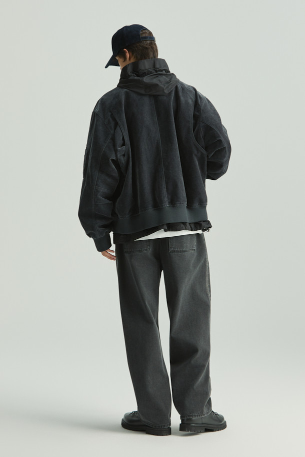 VOL(볼) 벨벳 MA-1 항공 점퍼는 봄, 가을 시즌에 활용하기 좋은 아우터입니다. 블랙 컬러에, 면, 레이온, 폴리에스터 혼방의 벨벳 데님 소재로 제작되어 부드러운 촉감을 선사합니다. 오버핏 크롭 기장으로 캐주얼, 스트릿 스타일을 연출하며, 후드 탈부착이 가능하여 다양한 스타일링이 가능합니다. 액션 플리츠 디테일과 셋업으로도 착용할 수 있어 실용성을 더했습니다. 일상, 봄 소풍룩, 캠핑룩 등 폭넓은 TPO에 활용해보세요.
