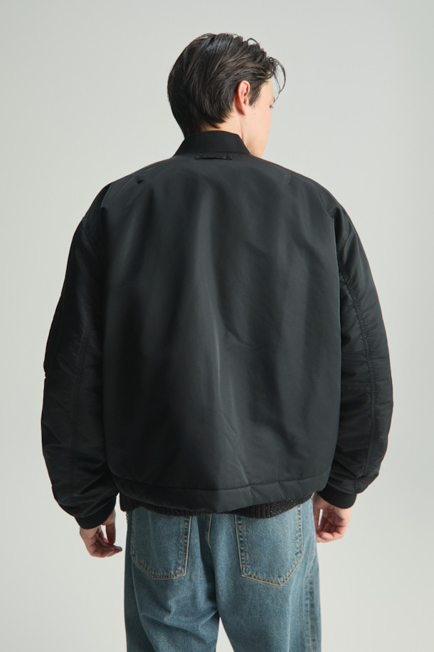 Avius (아비우스) 넥 워머 MA-1 항공 점퍼는 미니멀한 스타일을 추구하는 분들을 위한 겨울철 필수 아이템입니다. 블랙 컬러의 무지 디자인으로 어떤 옷에도 쉽게 매치할 수 있으며, 출근룩이나 여행룩에 모두 잘 어울립니다. 두꺼운 두께감과 프리마로프트 및 거위털 충전재를 사용하여 보온성을 극대화했으며, 넥 워머가 포함되어 있어 더욱 따뜻하게 착용할 수 있습니다. 안감은 폴리에스터 소재로 제작되었으며, 오버핏으로 편안한 착용감을 제공합니다. 집업 방식의 긴소매 크롭 기장 항공 점퍼입니다.
