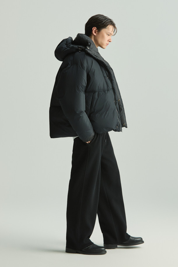 미니멀하고 테크니컬한 디자인의 후드 테크니컬 구스다운 점퍼입니다. 겨울철 출근룩과 여행룩에 적합하며, 오버핏으로 편안한 착용감을 선사합니다. 90/10 구스다운 충전재로 뛰어난 보온성을 제공하며, 탈부착 넥워머와 소매 바람막이 디테일이 추위를 효과적으로 막아줍니다. 가볍고 따뜻한 일상용 아우터로, 무지 디자인과 블랙 컬러로 어떤 스타일에도 쉽게 매치할 수 있습니다. 겉감은 나일론, 안감은 폴리에스터를 사용하여 내구성을 높였습니다.
