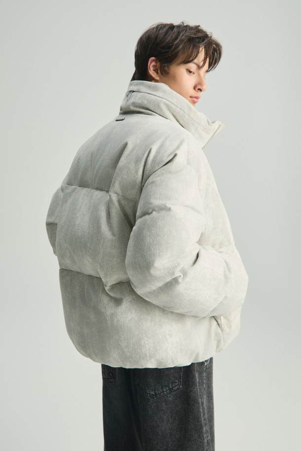 TOSCANA(토스카나) 코듀로이 패턴 구스다운 하이넥 점퍼는 미니멀한 스타일을 추구하는 분들을 위한 겨울철 필수 아이템입니다. 부드러운 코듀로이 소재에 은은한 프린트 패턴을 더해 세련된 외관을 자랑하며, 90/10 구스다운 충전재로 뛰어난 보온성을 제공합니다. 하이넥 디자인과 안쪽 시보리 디테일은 찬 바람을 효과적으로 막아주며, 오버핏으로 편안한 착용감을 선사합니다. 집업 스타일로 간편하게 입고 벗을 수 있으며, 일상생활에서 캐주얼하고 클래식한 스타일을 연출하기 좋습니다.
