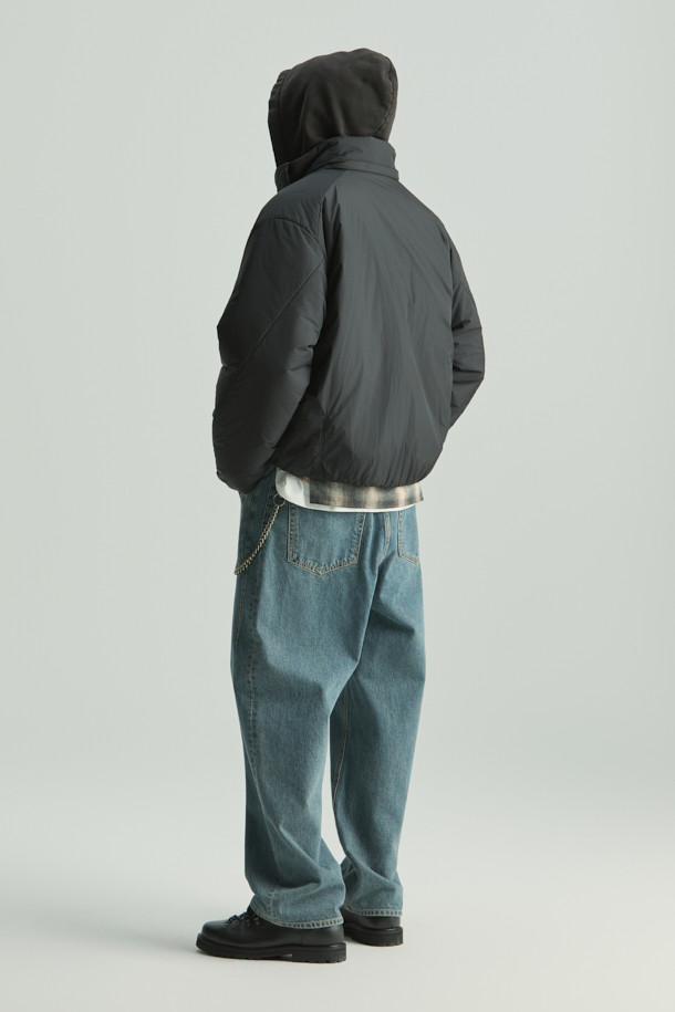 가벼운(레제르) 경량 글로시 신슐레이트 후드 점퍼는 가을, 겨울 시즌 일상과 출근룩에 모두 활용하기 좋은 남녀 공용 점퍼입니다. 얇은 두께감의 7데니어 나일론 소재로 제작되어 부드러운 촉감과 가벼운 착용감을 선사하며, 신슐레이트 충전재와 안감으로 보온성을 높였습니다. 탈부착 가능한 후드 디자인으로 다양한 스타일 연출이 가능하며, 미니멀하고 베이직한 디자인으로 유행을 타지 않고 오래도록 즐겨 입을 수 있습니다. 세미 오버핏으로 편안한 착용감을 제공하며, 집업 스타일로 간편하게 입고 벗을 수 있습니다.