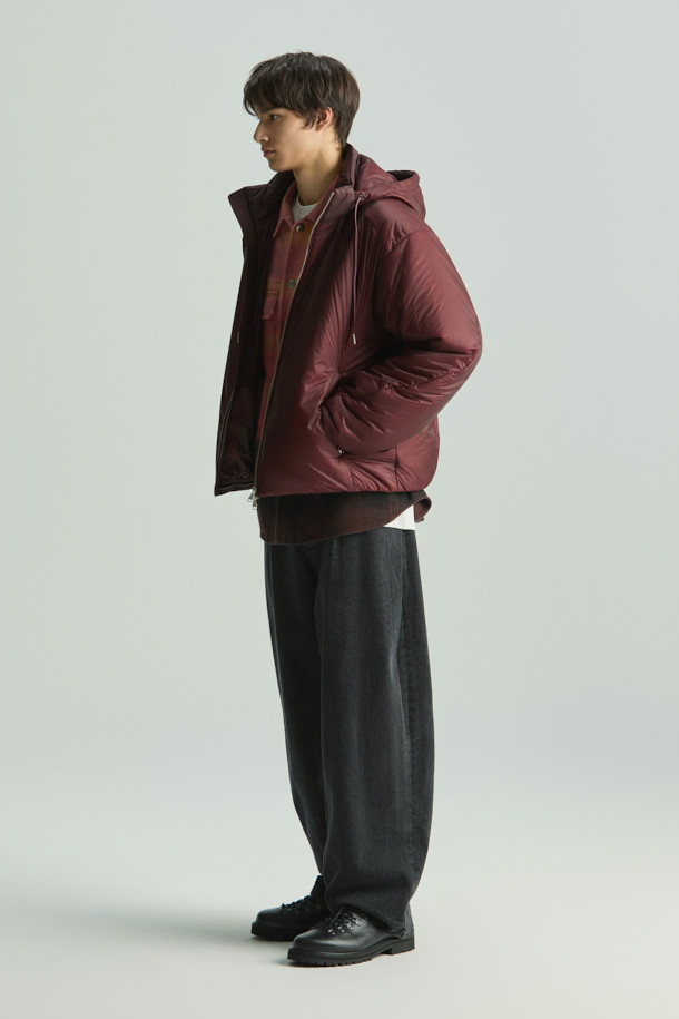 레제르 경량 7D 신슐레이트 후드 점퍼는 가을, 겨울 시즌에 어울리는 남녀 공용 점퍼입니다. 얇은 두께감으로 편안한 착용감을 선사하며, 보온성을 높여주는 신슐레이트 충전재를 사용하여 쾌적하게 입을 수 있습니다. 부드러운 촉감의 7데니어 나일론 소재와 탈부착 가능한 후드 디자인으로 캐주얼하고 베이직한 스타일을 연출합니다. 세미 오버핏으로 제작되어 편안한 활동성을 보장하며, 일상과 여행 등 다양한 상황에 활용 가능합니다. 와인 컬러의 무지 디자인으로 미니멀하고 클래식한 분위기를 더합니다.