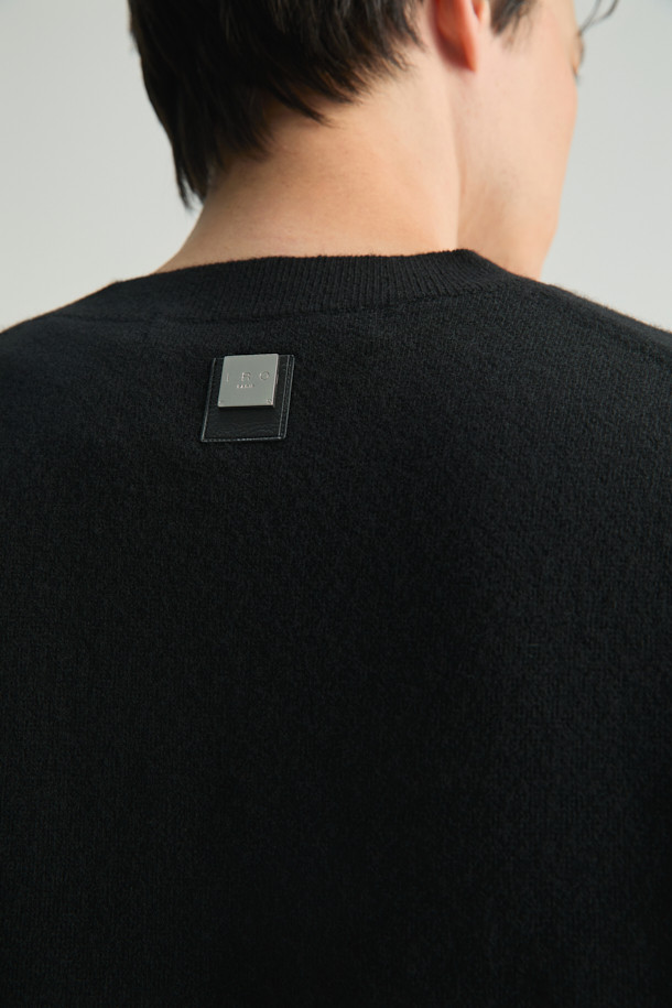 에센셜 캐시미어 블렌드 로고 자수 니트 풀오버는 부드러운 울캐시미어 혼방 소재로 제작되어 가을, 겨울 시즌에 따뜻하고 편안하게 착용할 수 있습니다. IRO(이로) 시그니처 로고 자수가 돋보이며, 라운드넥과 긴소매 디자인으로 베이직하면서도 세련된 스타일을 연출합니다. 세미오버핏으로 제작되어 편안한 착용감을 제공하며, 출근룩, 비즈니스 캐주얼, 모임룩 등 다양한 TPO에 활용 가능합니다. 클래식, 미니멀, 캐주얼 스타일을 선호하는 고객에게 적합하며, 넥 후면의 시그니처 부자재 디테일로 고급스러움을 더했습니다. 블랙 컬러로 어떤 룩에도 쉽게 매치할 수 있는 데일리 아이템입니다.
