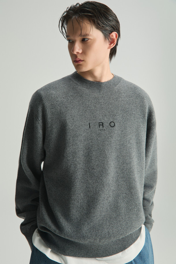 에센셜 캐시미어 블렌드 로고 자수 니트 풀오버는 부드러운 촉감의 울캐시미어 원사를 사용하여 제작되었습니다. IRO(이로) 시그니처 로고 자수가 돋보이는 베이직 스타일의 니트 스웨터입니다. 세미 오버핏으로 편안하게 착용 가능하며, 가을과 겨울에 따뜻함을 더해줍니다. 뒷면 넥 라인에는 새로운 시그니처 부자재가 사용되어 디자인의 완성도를 높였습니다. 클래식, 미니멀, 캐주얼 등 다양한 스타일 연출에 활용하기 좋습니다.
