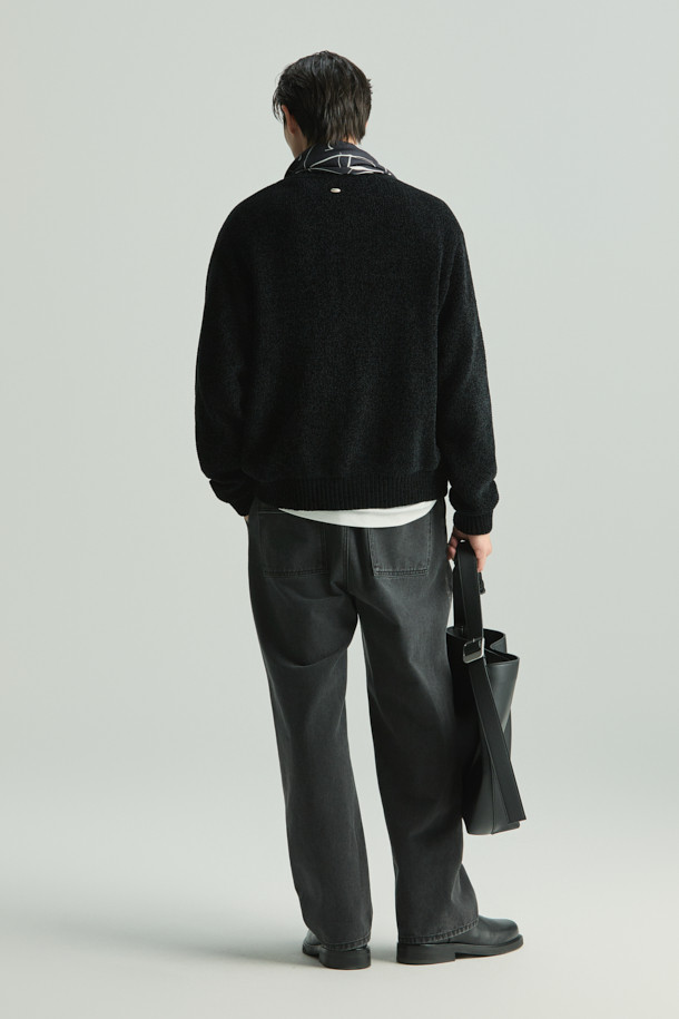 Reflet(흐흘레) 셔닐 집업 가디건은 간절기에 세련된 스타일을 연출하기 좋은 여성용 니트 가디건입니다. 부드러운 셔닐 원사를 사용하여 은은한 광택감과 고급스러운 촉감을 선사하며, 카라리스 디자인과 무지 패턴으로 미니멀하고 시크한 분위기를 더합니다. 세미 오버핏으로 편안하게 착용 가능하며, 블랙 컬러로 다양한 룩에 매치하기 용이합니다. 크롭 기장과 긴 소매, 사이드 포켓 디테일이 실용성을 더하여 일상에서 활용하기 좋습니다.
