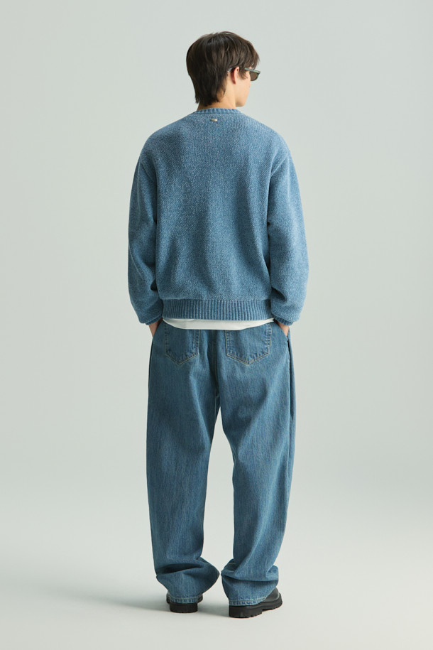 Reflet(르플레) 셔닐 집업 가디건은 부드러운 셔닐 원사를 사용하여 제작되어 은은한 광택과 고급스러운 촉감을 선사합니다. 세미 오버핏으로 편안하게 착용 가능하며, 카라리스 디자인과 크롭 기장으로 트렌디함을 더했습니다. 사이드 포켓이 있어 실용성을 높였으며, 데이트룩, 출근룩 등 다양한 TPO에 활용하기 좋습니다. 미니멀, 클래식, 캐주얼 스타일을 모두 아우르는 베이직 아이템으로 봄, 가을 시즌에 툭 걸치기 좋은 활용도 높은 가디건입니다.
