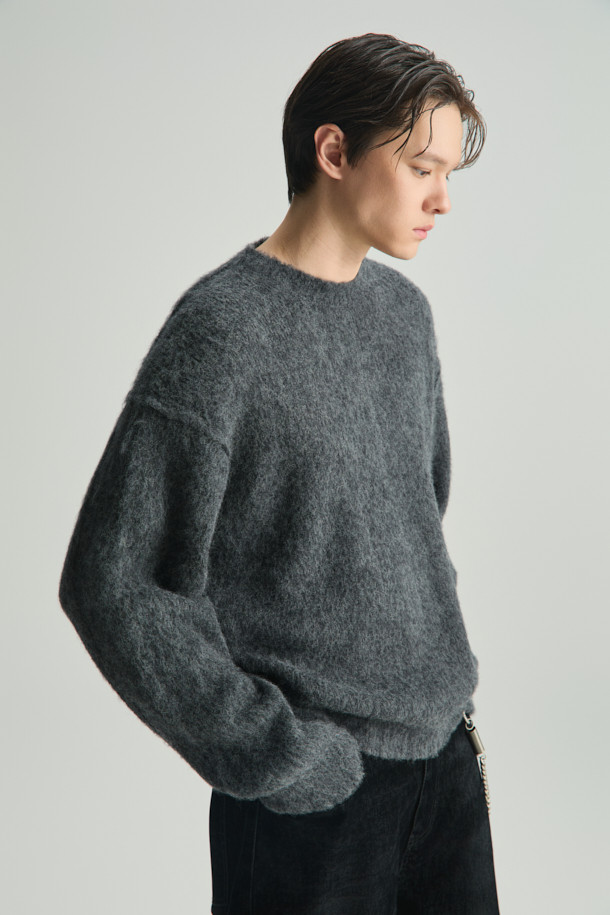 Auras(오라스) 헤어리 니트 풀오버는 부드러운 촉감의 헤어리한 표면감이 돋보이는 겨울용 니트입니다. 아크릴, 알파카, 나일론, 모 혼방 소재로 제작되어 따뜻하고 포근한 착용감을 선사합니다. 오버핏 크롭 기장과 라운드넥 디자인으로 베이직하면서도 미니멀, 클래식, 캐주얼 스타일을 모두 소화할 수 있습니다. 톤 다운된 그레이 컬러와 긴 소매 기장으로 다양한 룩에 활용하기 좋으며, 집콕룩으로 편안하게 즐기기에도 적합합니다. 
