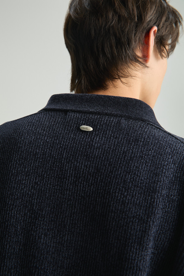 Calin(칼린) 셔닐 카라 니트 풀오버는 여성용 상의로, 가을과 겨울에 따뜻하게 입을 수 있는 두꺼운 두께감의 셔닐 니트입니다. 세미 오버핏으로 편안한 착용감을 선사하며, 카라 디자인이 캐주얼하면서도 포멀한 분위기를 연출합니다. 부드러운 촉감과 은은한 광택감이 특징이며, 네이비 컬러로 다양한 스타일링에 활용하기 좋습니다. 출근룩, 모임룩, 비즈니스 캐주얼 등 TPO에 맞춰 클래식, 미니멀 스타일을 완성해보세요. 긴 소매 기장의 크롭 기장으로 세련된 핏을 자랑합니다.
