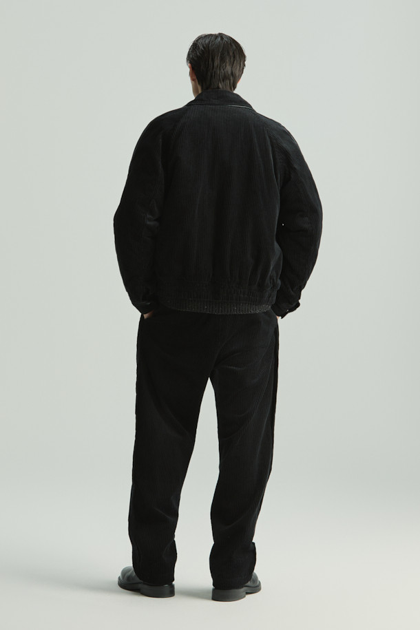 VLAS (블라스) 코듀로이 블루종은 가을과 겨울, 출근룩과 모임룩, 그리고 캐주얼, 미니멀, 클래식한 스타일을 모두 아우르는 아우터입니다. 부드러운 촉감의 코듀로이, 면, 레이온 혼방 소재로 제작되었으며, 세미 오버핏의 크롭 기장으로 트렌디한 핏을 연출합니다. 무지 디자인에 블랙 컬러로 어떤 옷에도 쉽게 매치할 수 있으며, 버튼 여밈과 실용적인 포켓 디테일이 돋보입니다. 긴 소매 기장으로 보온성을 높였으며, 데일리룩에 활용하기 좋은 아이템입니다.
