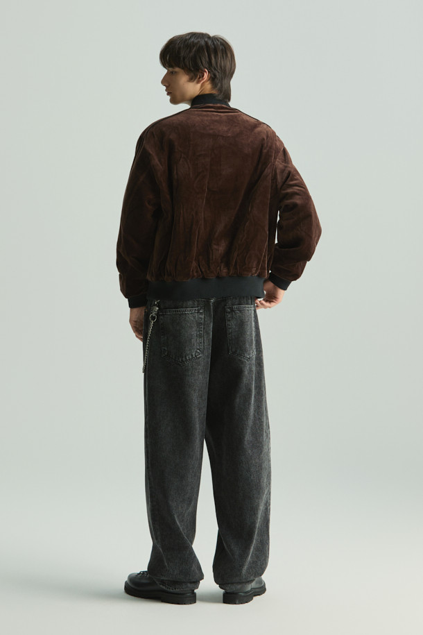 VASSILY (바실리) 벨벳 블루종 재킷은 가을과 겨울, 당신의 스타일을 완성할 아우터입니다. 남녀 모두 착용 가능하며, 클래식하고 미니멀한 스타일을 추구하는 분들께 추천합니다. 부드러운 촉감의 벨벳 소재와 안감 아세테이트의 조화가 고급스러운 착용감을 선사합니다. 무지 디자인에 버튼 여밈 방식으로 간결함을 더했으며, 레귤러핏과 크롭 기장으로 세련된 핏을 연출합니다. 데이트룩, 모임룩, 연말 모임룩 등 다양한 TPO에 활용하여 시크한 스타일을 완성해보세요.
