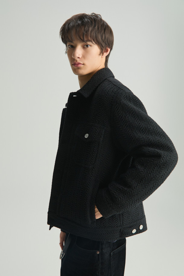 LOFISPE1 헤어리 트러커 재킷은 가을 시즌에 어울리는 아우터입니다. 블랙 색상의 트위드 패턴으로, 출근룩과 모임룩 모두에 활용 가능하며 클래식, 미니멀, 캐주얼 스타일을 연출하기 좋습니다. 폴리에스터, 아크릴, 면, 모 혼방의 얇은 두께감으로 제작되었으며, 면 안감으로 편안한 착용감을 선사합니다. 가슴 포켓 2개와 긴 소매, 버튼 여밈 방식으로 디자인되었습니다.
