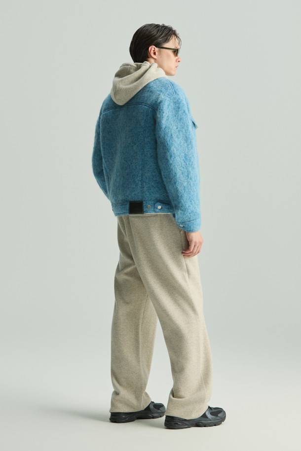 LOFISPE2 (로피스페2) 헤어리 트러커 재킷은 가을, 겨울 시즌에 어울리는 유니섹스 트러커 재킷입니다. 스카이블루와 핑크 두 가지 색상으로 출시되어, 캐주얼하고 미니멀한 스타일을 연출하기 좋습니다. 부드러운 촉감의 헤어리 원단과 두꺼운 두께감으로 따뜻함을 선사하며, 크롭 기장과 레귤러핏으로 트렌디한 핏을 완성합니다. 데이트룩, 모임룩 등 다양한 TPO에 활용할 수 있으며, 무지 패턴에 버튼 여밈과 포켓 디테일이 더해져 실용성을 높였습니다. 면 안감으로 편안한 착용감을 제공하는 헤어리 트러커 재킷으로 캐주얼하고 클래식한 스타일을 완성해보세요.
