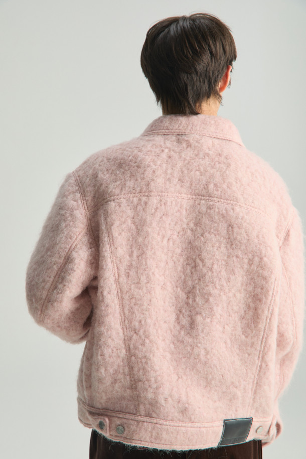 LOFISPE2 (로피스페2) 헤어리 트러커 재킷은 부드러운 촉감의 헤어리 원단으로 제작되어 가을, 겨울 시즌에 따뜻하게 착용하기 좋은 아우터입니다. 스카이블루와 핑크 두 가지 색상으로 출시되었으며, 캐주얼 스타일을 연출하기에 적합합니다. 레귤러핏에 크롭 기장으로 디자인되어 트렌디한 감각을 더했습니다. 모, 폴리에스터, 아크릴 혼방 소재에 면 안감으로 편안한 착용감을 선사합니다. 버튼 여밈 방식의 무지 디자인으로 미니멀하고 클래식한 분위기를 연출할 수 있습니다.
