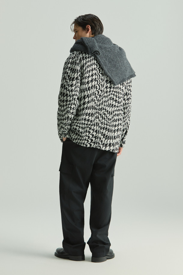 PIERINO(피에리노) 코듀로이 카라 하운드 투스 재킷은 가을과 겨울에 어울리는 아우터입니다. 블랙과 화이트 컬러의 하운드 투스(하운드) 패턴으로 클래식한 스타일을 연출하며, 출근룩, 오피스룩, 모임룩에 적합합니다. 면, 아크릴, 폴리에스터, 나일론, 코듀로이 소재로 제작되어 부드러운 촉감을 선사합니다. 레귤러핏에 버튼 여밈 방식, 카라 디자인, 긴소매 기장으로 세련된 셔켓 스타일을 완성합니다. 미니멀하고 시크한 분위기를 선호하는 분들께 추천합니다.
