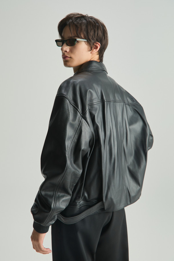 MANKASPE(망카스페) 오버핏 벨티드 가죽 재킷은 남성 고객을 위한 가을, 겨울 시즌 필수 아이템입니다. 부드러운 양가죽 소재와 두꺼운 두께감으로 고급스러운 착용감을 선사하며, 벨트 디테일이 더해져 클래식한 무드를 강조합니다. 오버핏 디자인으로 편안하면서도 시크한 스타일을 연출하며, 데이트룩, 모임룩, 출근룩 등 다양한 TPO에 활용 가능합니다. 미니멀하고 시크한 스타일을 선호하는 고객에게 완벽한 선택이 될 것입니다. 레이온 안감은 쾌적한 착용감을 더합니다.
