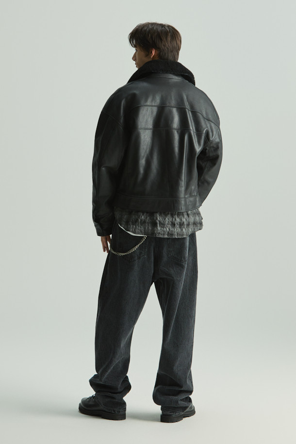 ORENSE(오렌세) 양가죽 카라 탈부착 항공 점퍼는 가을과 겨울, 출근룩과 모임룩을 위한 시크하고 미니멀한 스타일의 아우터입니다. 부드러운 양가죽 소재로 제작되어 고급스러운 촉감을 선사하며, 블랙 컬러의 무지 디자인으로 어떤 옷에도 잘 어울립니다. 크롭 기장의 항공 점퍼 스타일로, 긴 소매와 집업 여밈 방식이 특징입니다. 카라 탈부착이 가능하여 다양한 스타일 연출이 가능하며, 안감은 레이온으로 마감되어 편안한 착용감을 제공합니다.
