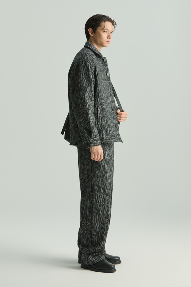 ZACCK(자크) 지브라 와이드 팬츠는 가을, 겨울 시즌에 어울리는 베이직 스타일의 와이드 핏 바지입니다. 블랙과 그레이 두 가지 색상으로 출시되어 다양한 상의와 손쉽게 매치할 수 있습니다. 아크릴, 폴리에스터, 모, 알파카 혼방 소재로 제작되어 따뜻하고 편안한 착용감을 선사합니다. 지브라 패턴으로 포인트를 더해, 클래식, 미니멀, 캐주얼 등 폭넓은 스타일을 소화하며 출근룩, 모임룩으로 활용하기 좋습니다.
